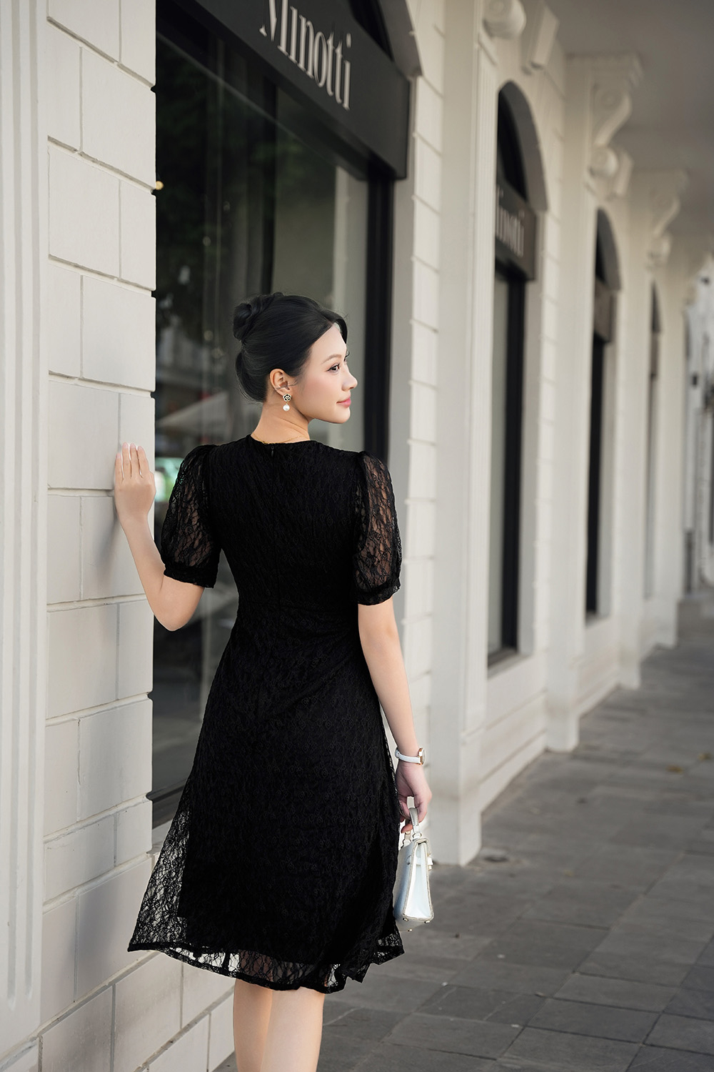 Đầm ren đen dáng xòe dài tay phồng