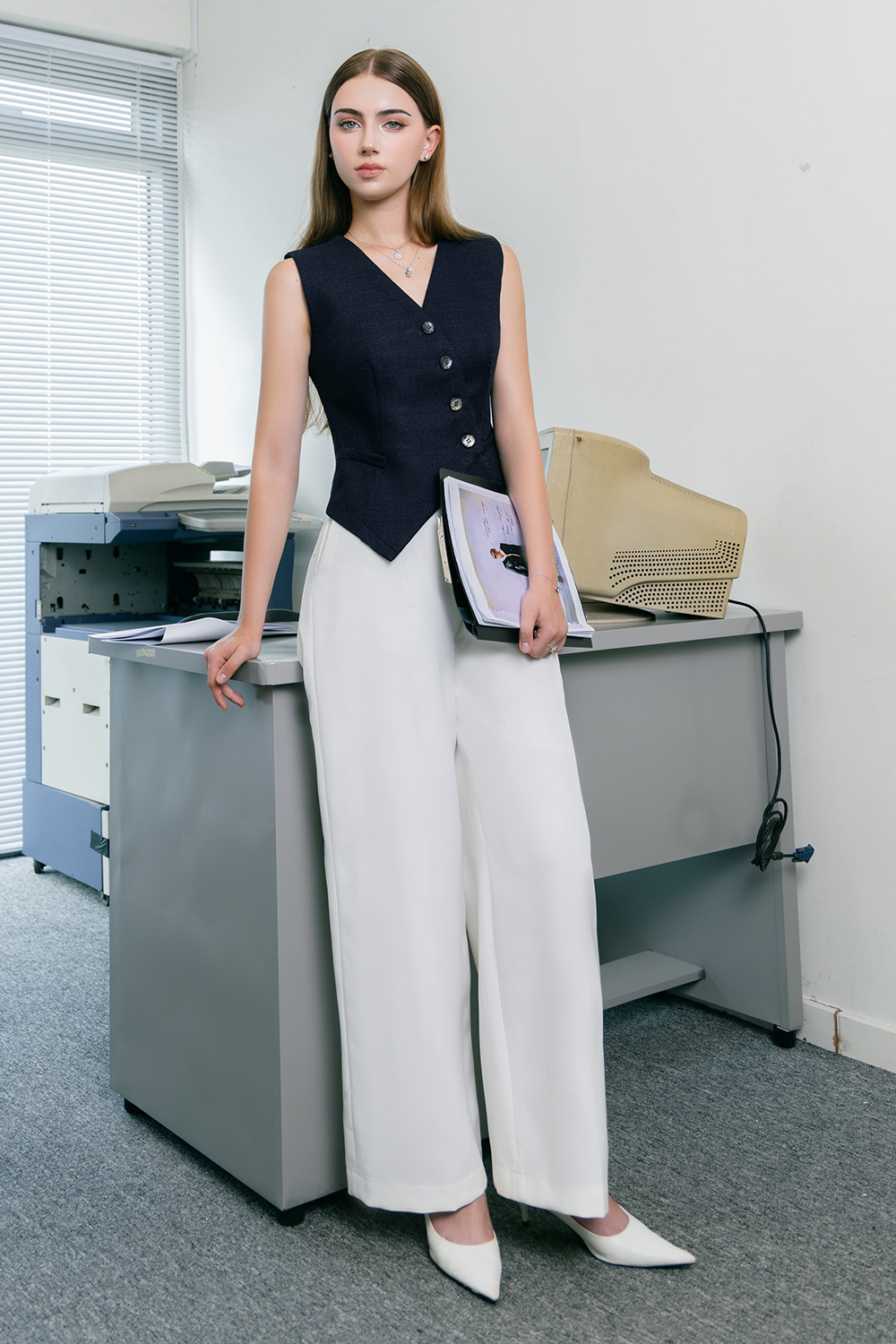 Áo gile tweed dáng ôm xẻ trước