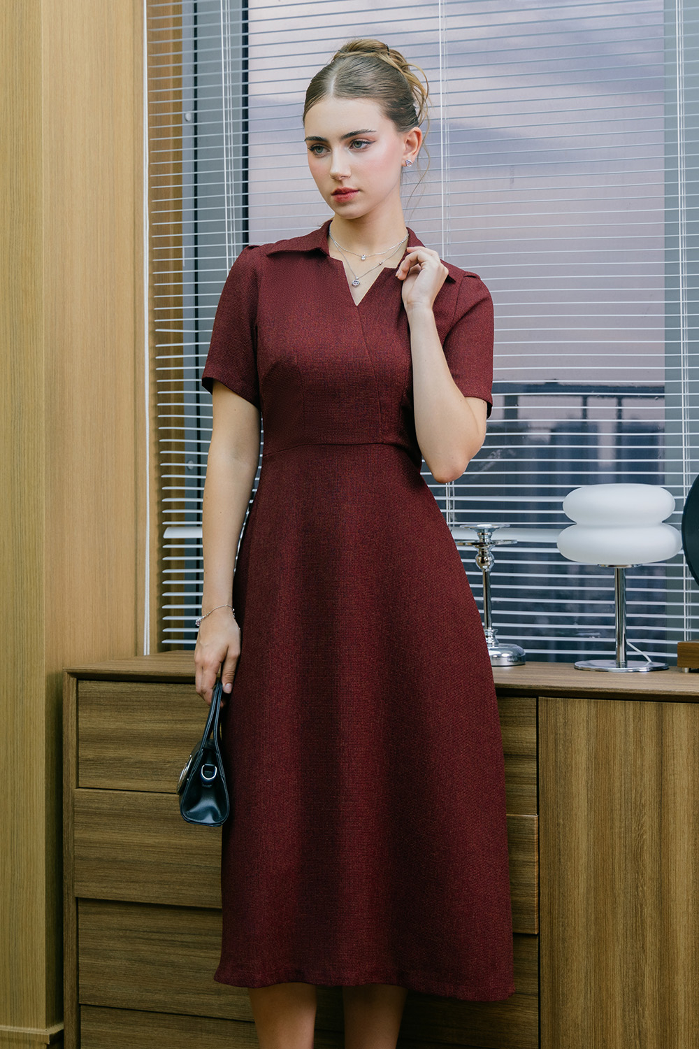 Đầm đỏ dáng xòe cổ sơ mi