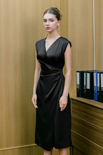 Đầm lụa đen dáng dài nhún eo