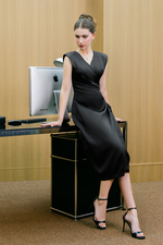 Đầm lụa đen dáng dài nhún eo