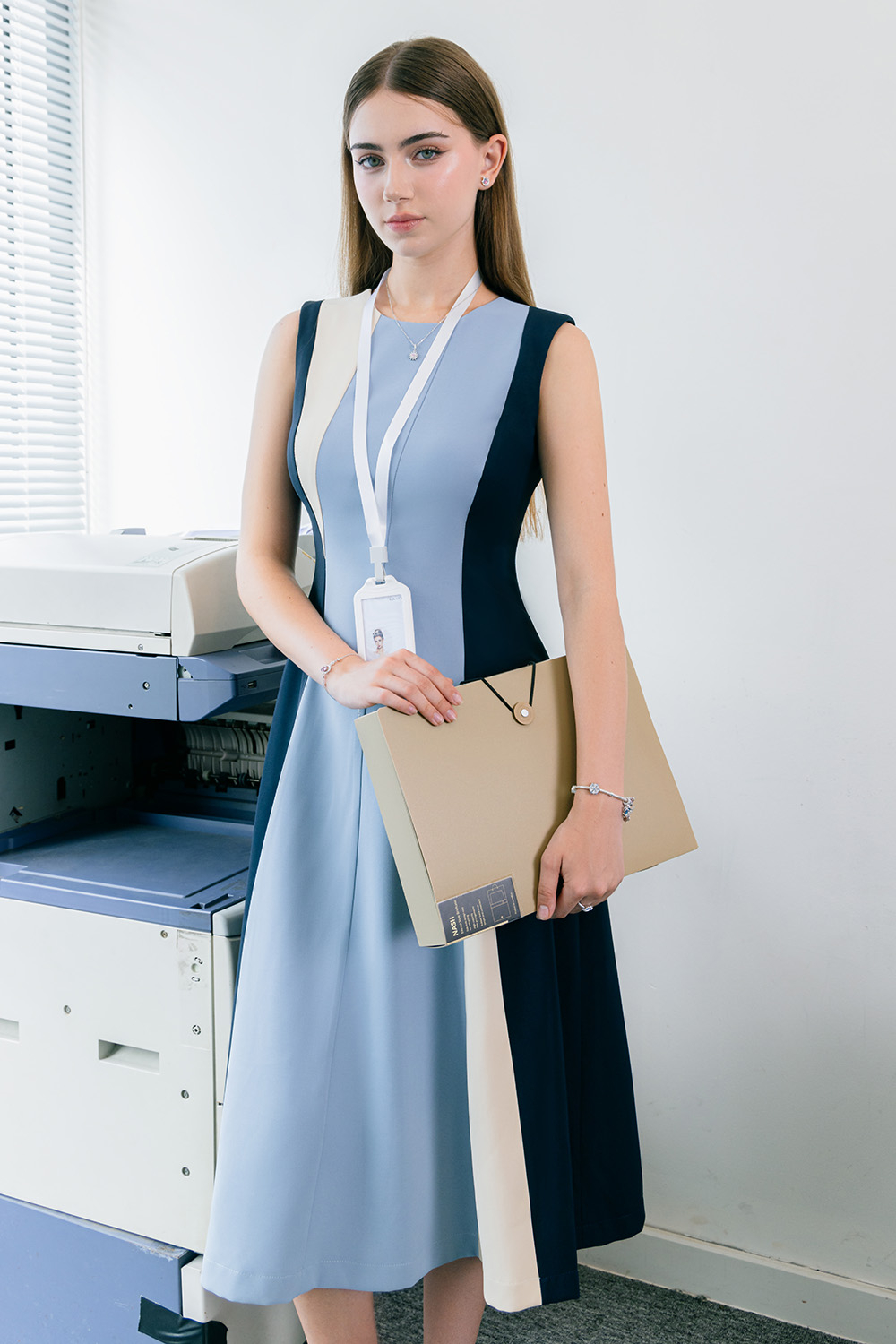 Đầm xòe dáng dài phối màu sát nách