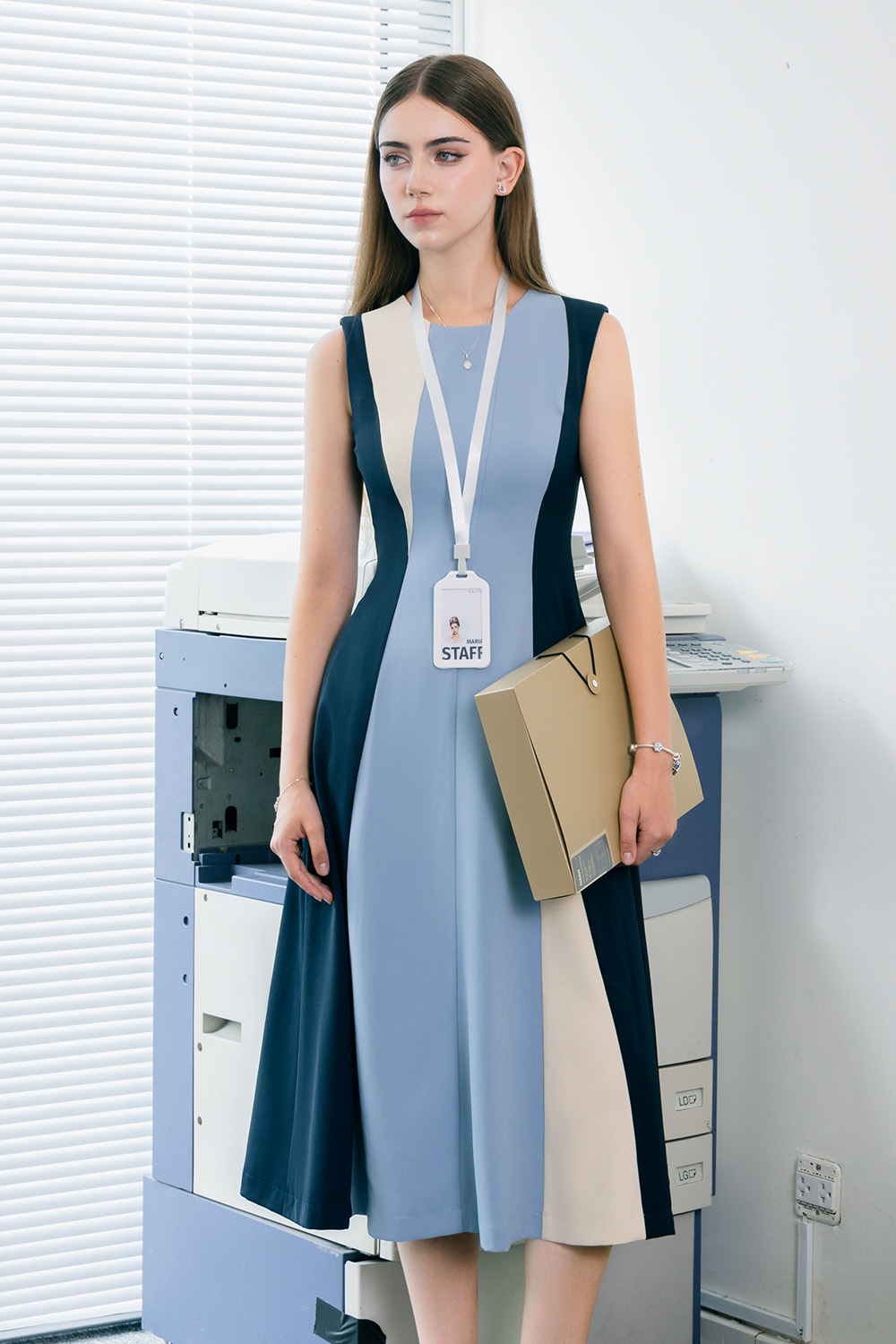 Đầm xòe dáng dài phối màu sát nách