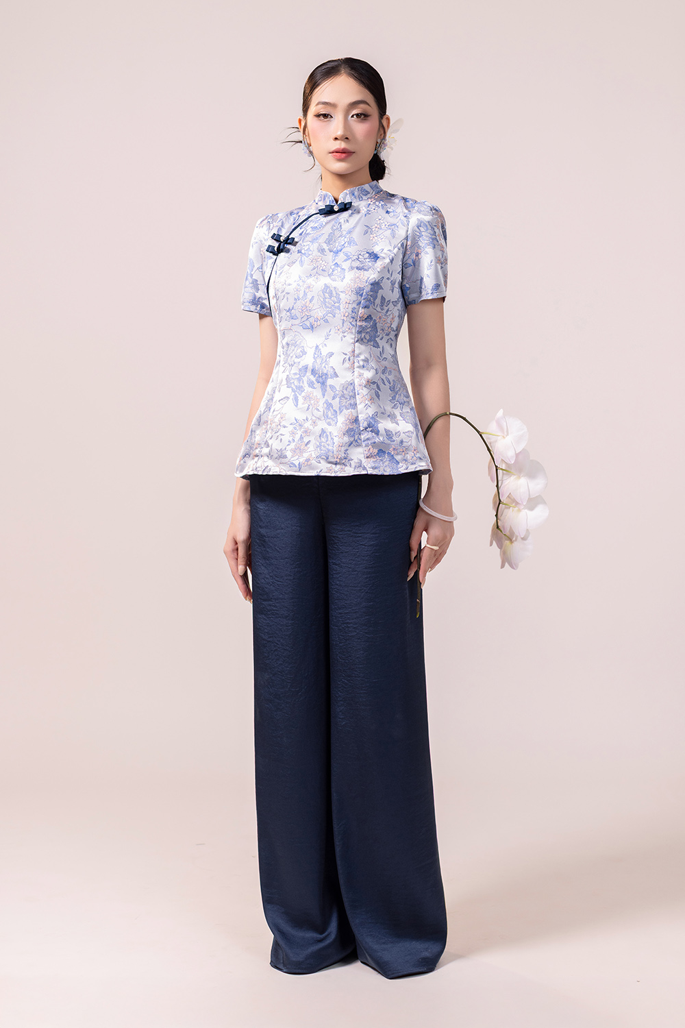 Quần lụa ống suông màu xanh dương sẫm