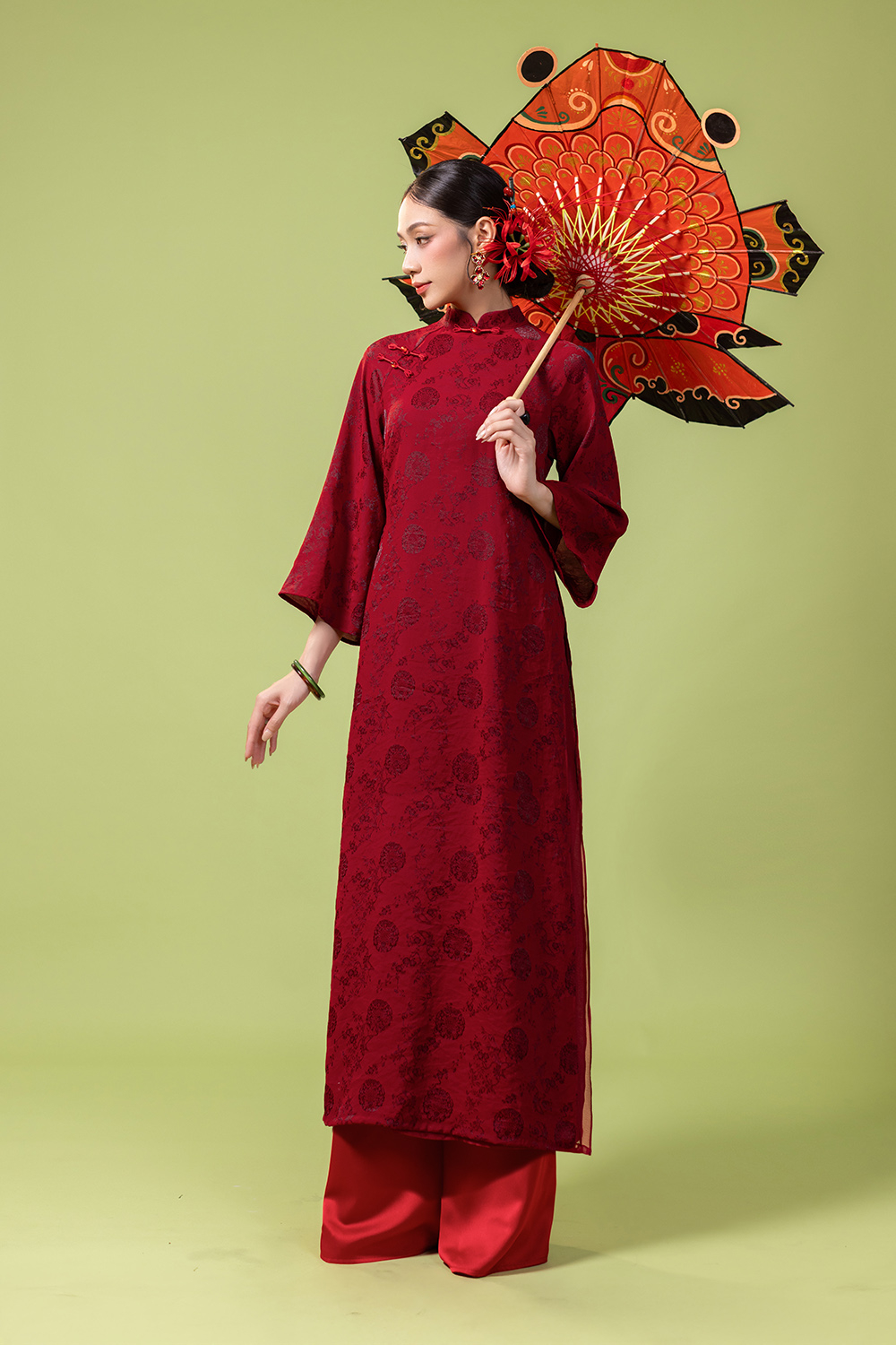 Quần lụa đỏ ống suông