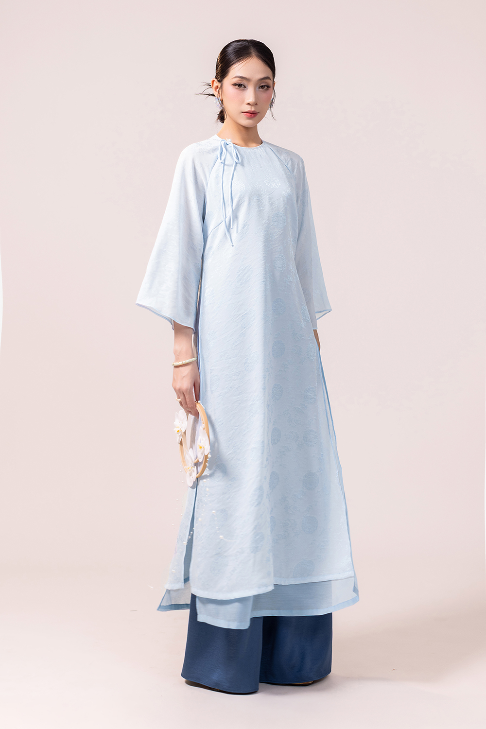 Quần lụa mặc áo dài dáng suông màu xanh than