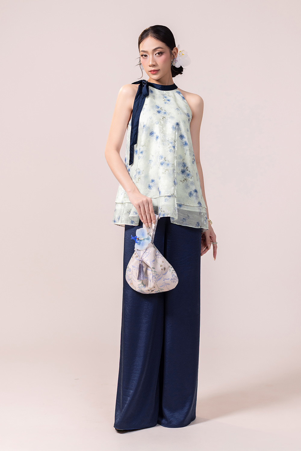 Quần lụa ống suông màu xanh dương sẫm