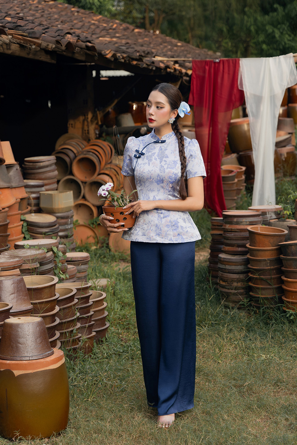 Quần lụa ống suông màu xanh dương sẫm