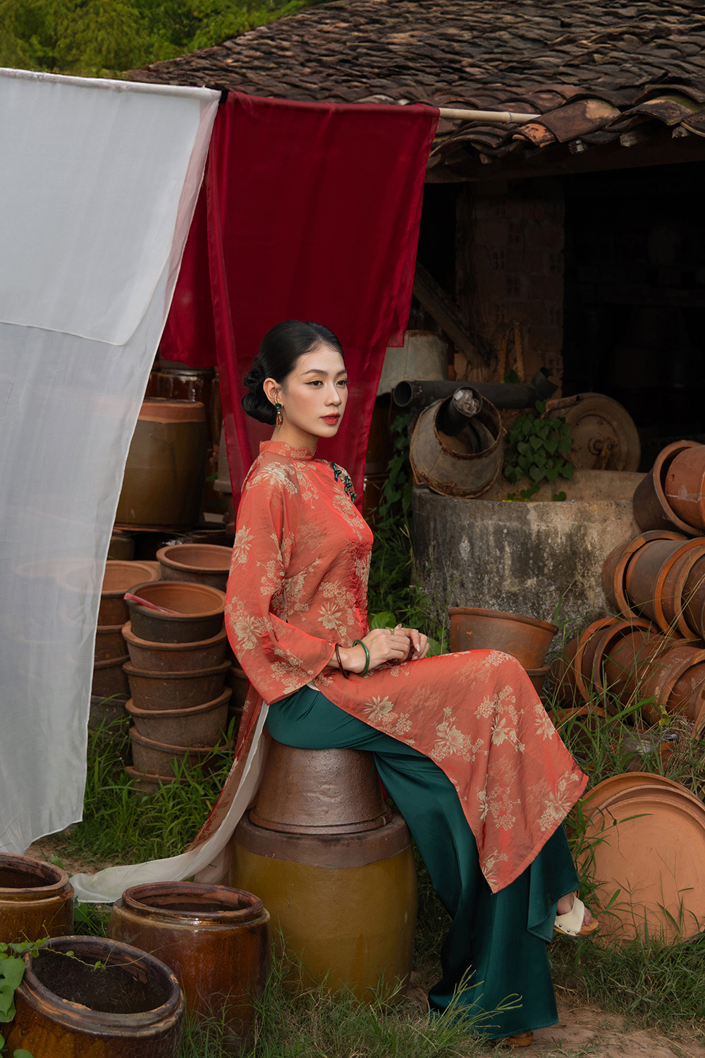 Quần lụa ống suông màu xanh lá đậm