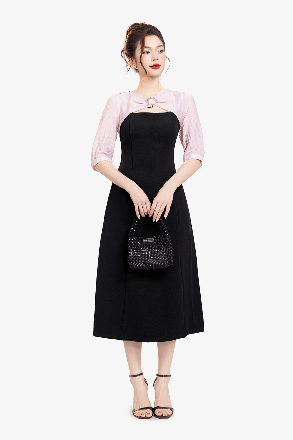 Đầm đen công sở dáng chữ A phối hồng