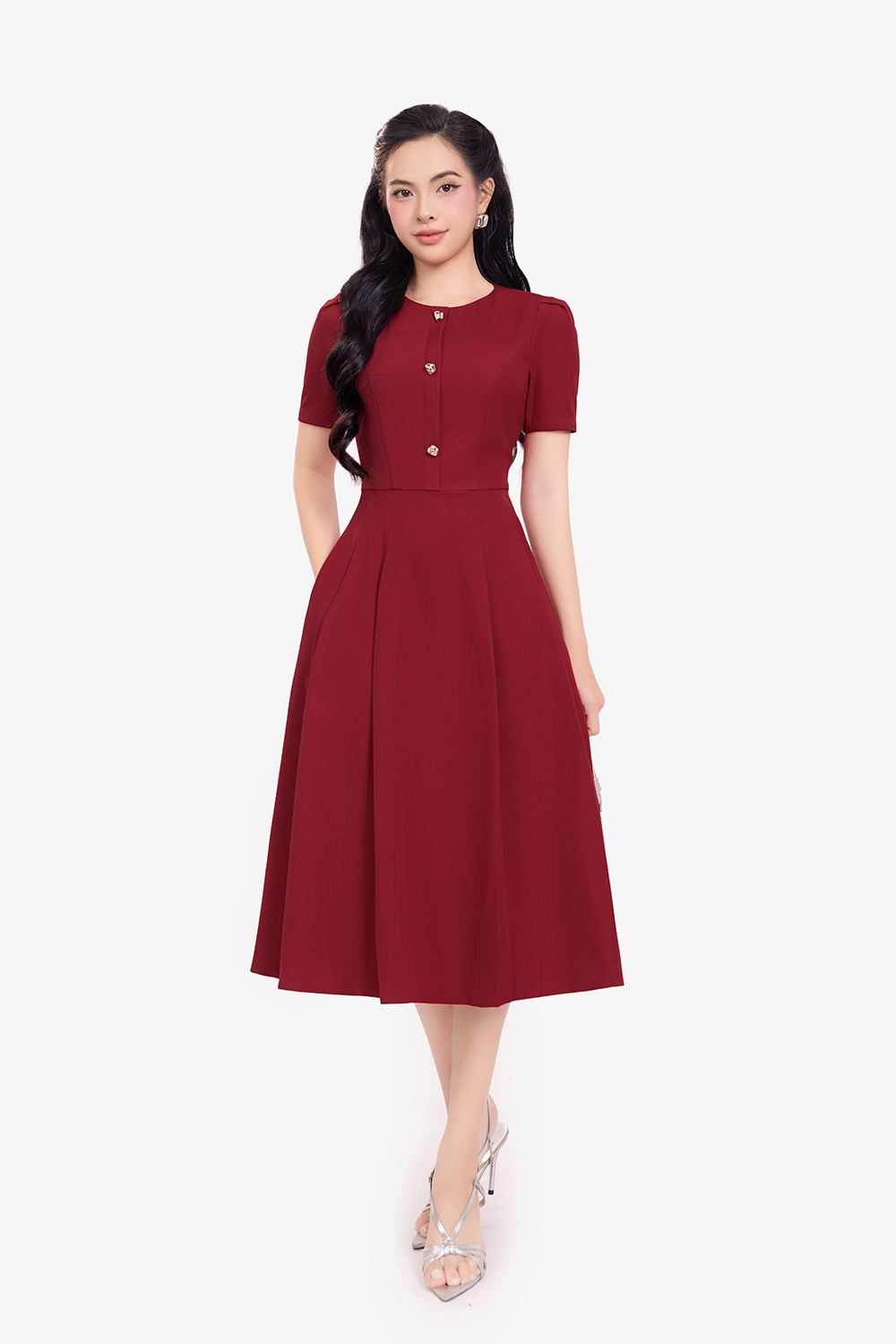 Đầm đỏ dáng xòe phối nút