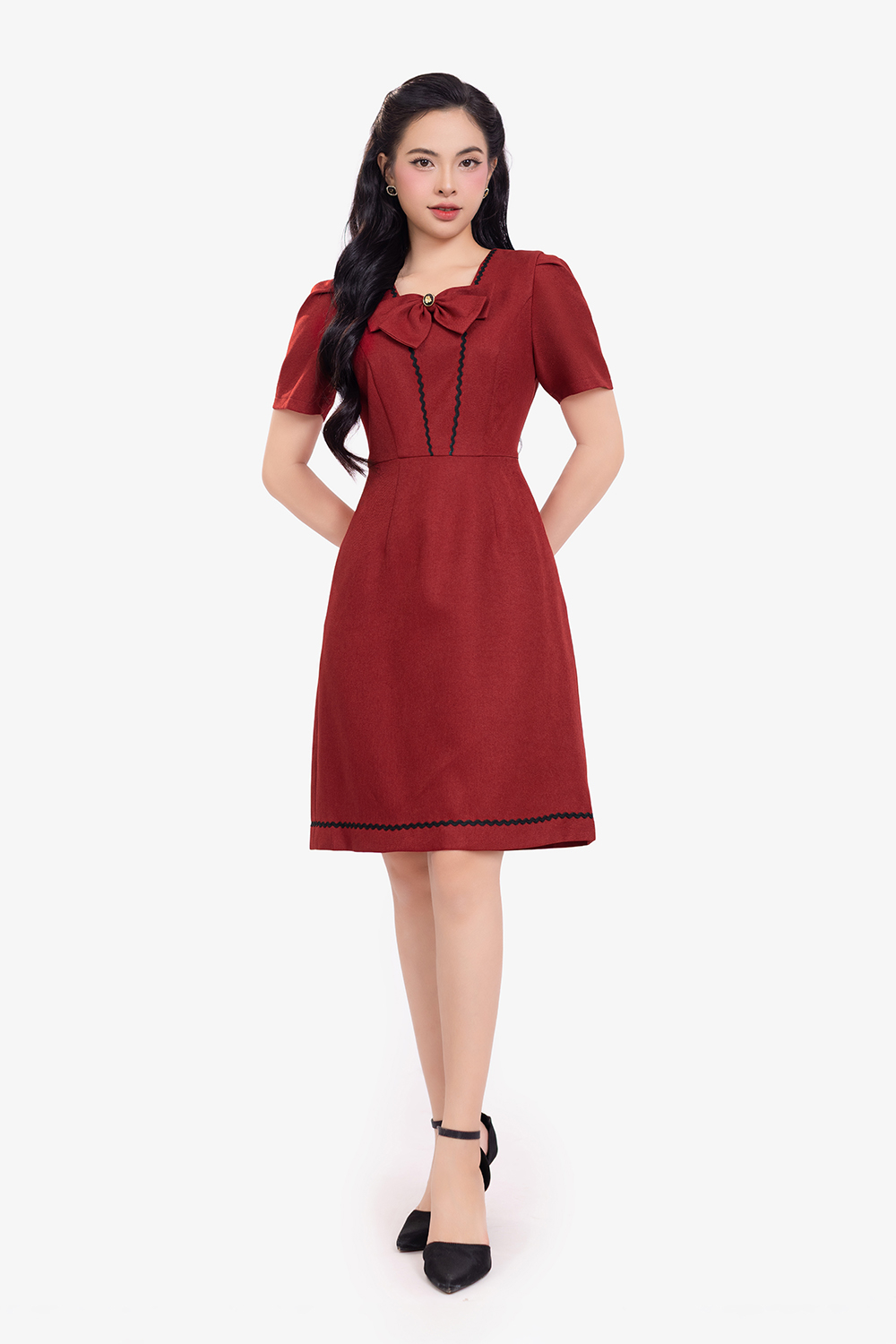 Đầm đỏ chữ A viền đăng ten phối nơ