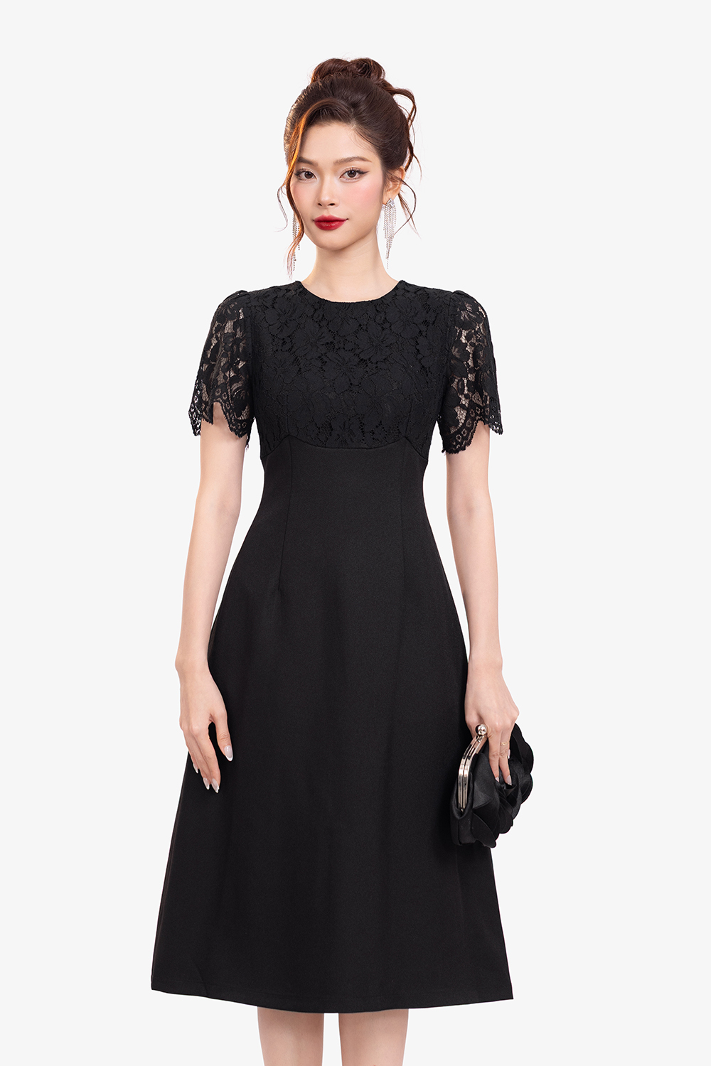 Đầm đen dáng xòe phối ren cổ tròn