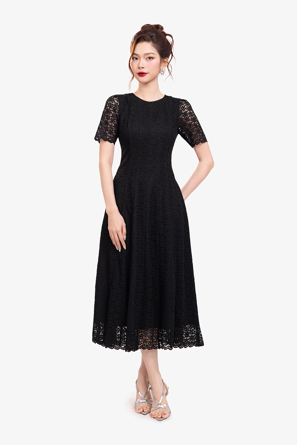 Đầm ren đen dự tiệc dáng xòe dài