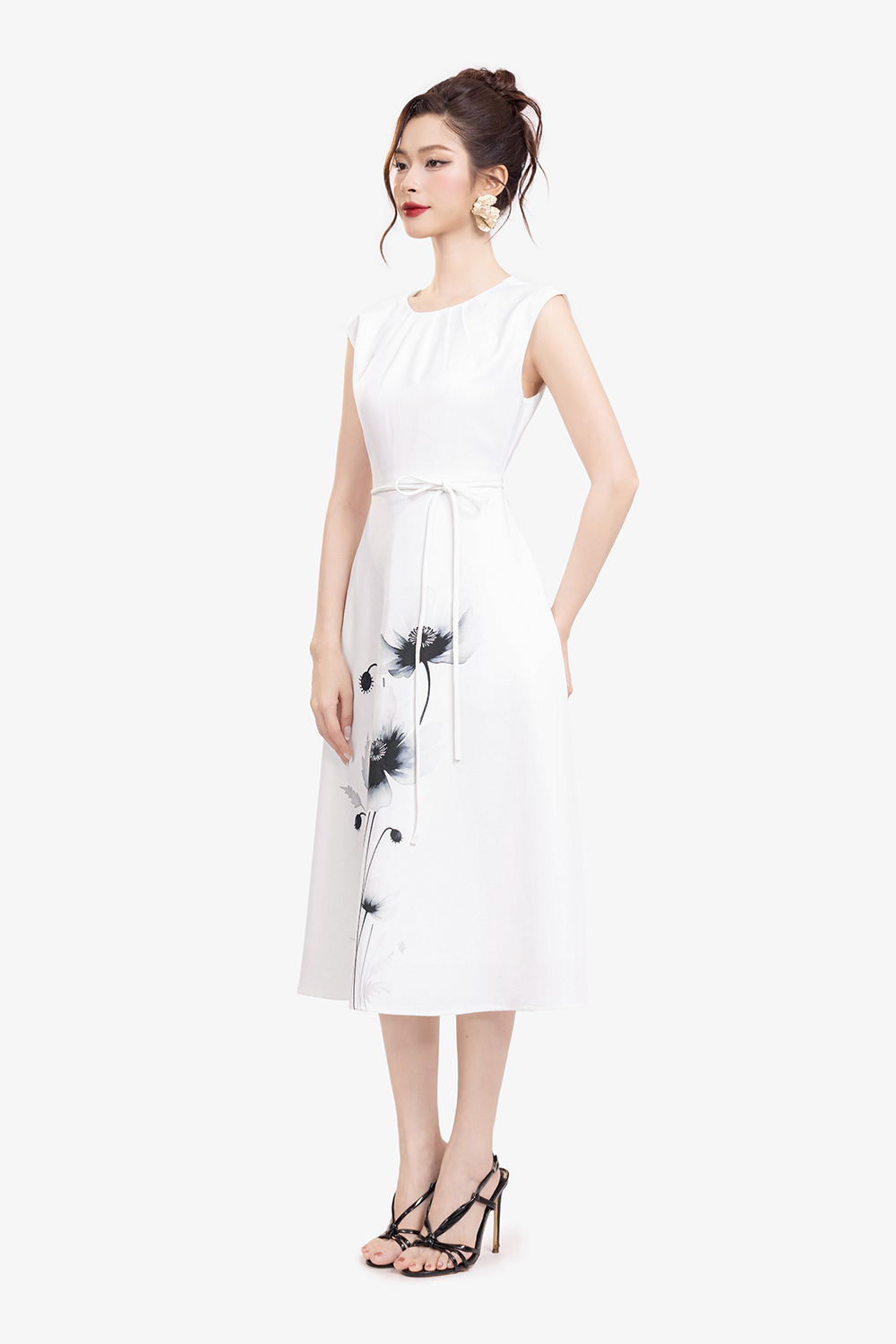 Đầm trắng in họa tiết hoa dáng chữ A