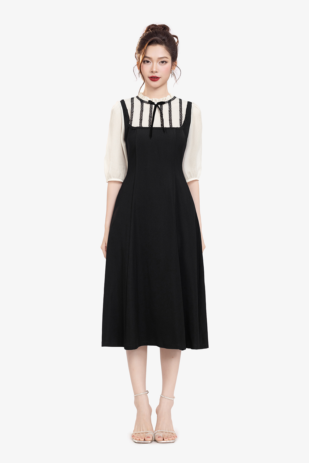 Đầm đen phối kem cổ trụ viền bèo