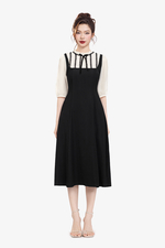 Đầm đen phối kem cổ trụ viền bèo