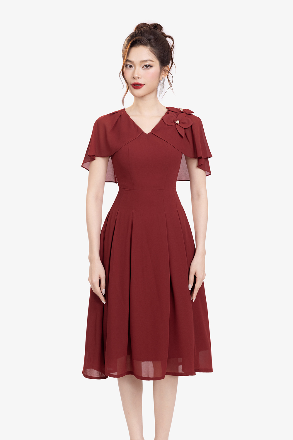 Đầm đỏ xòe xếp ly phối choàng vai đính hoa