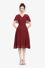 Đầm đỏ xòe xếp ly phối choàng vai đính hoa