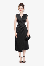 Đầm lụa đen dáng dài nhún eo