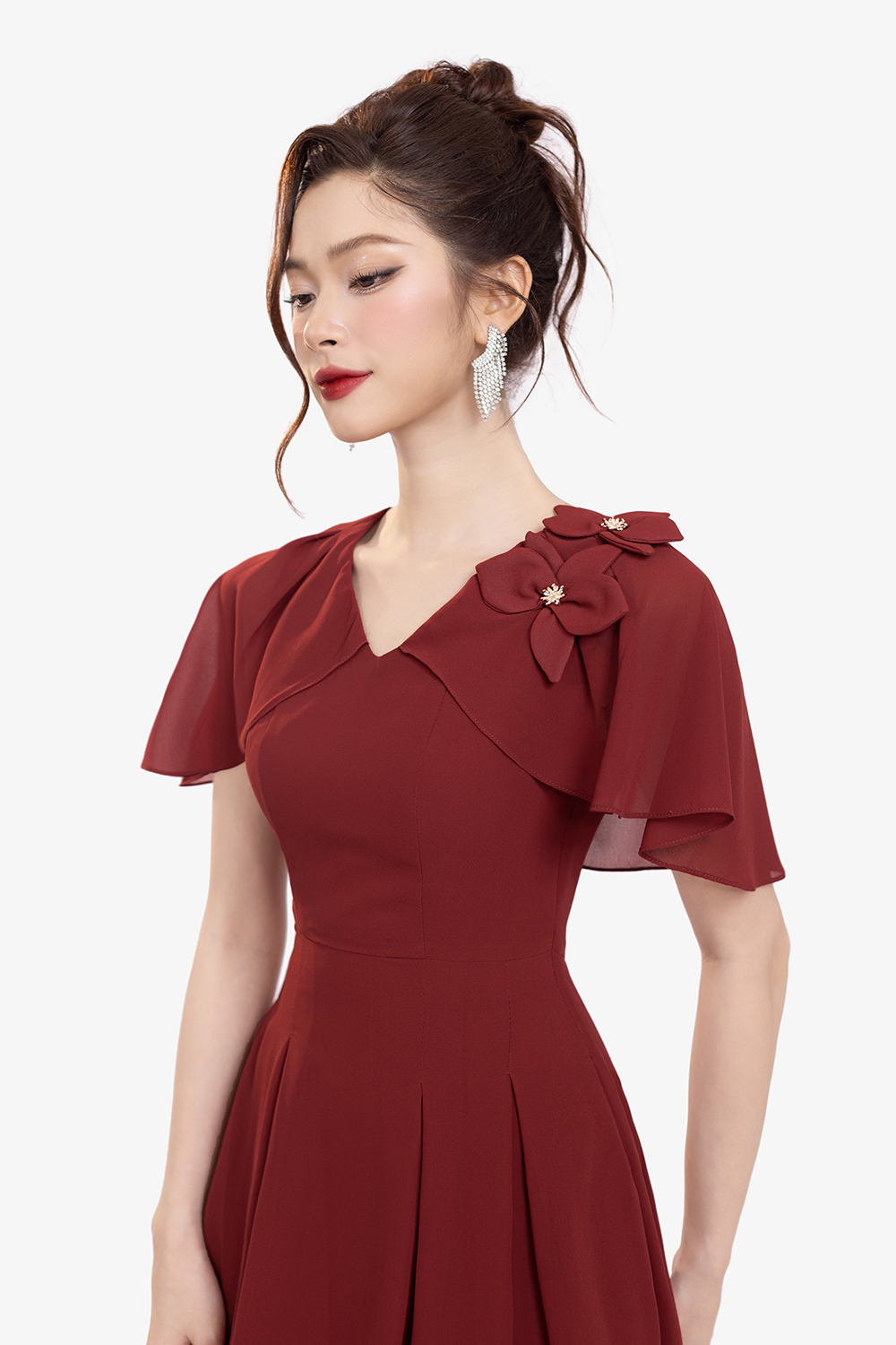 Đầm đỏ xòe xếp ly phối choàng vai đính hoa
