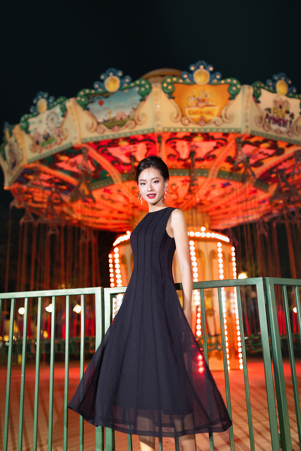 Đầm đen dáng dài cổ tròn sát nách