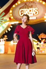 Đầm đỏ xòe xếp ly phối choàng vai đính hoa