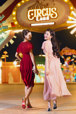 Đầm đỏ xòe xếp ly phối choàng vai đính hoa