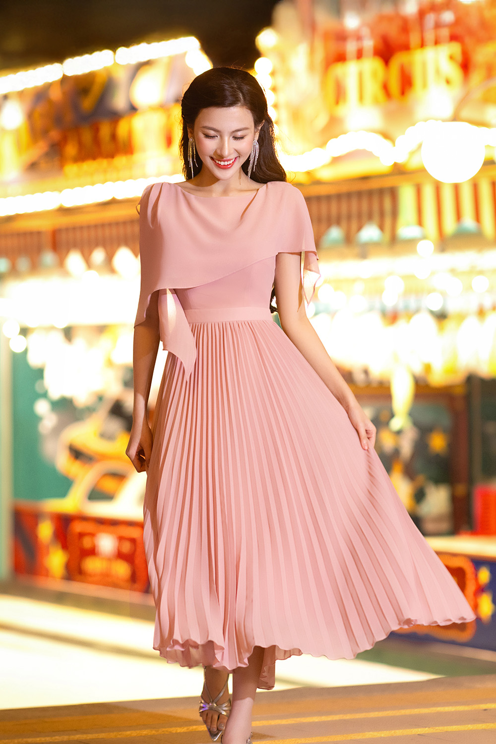 Đầm hồng dự tiệc dáng xòe xếp ly tay choàng KK182-38