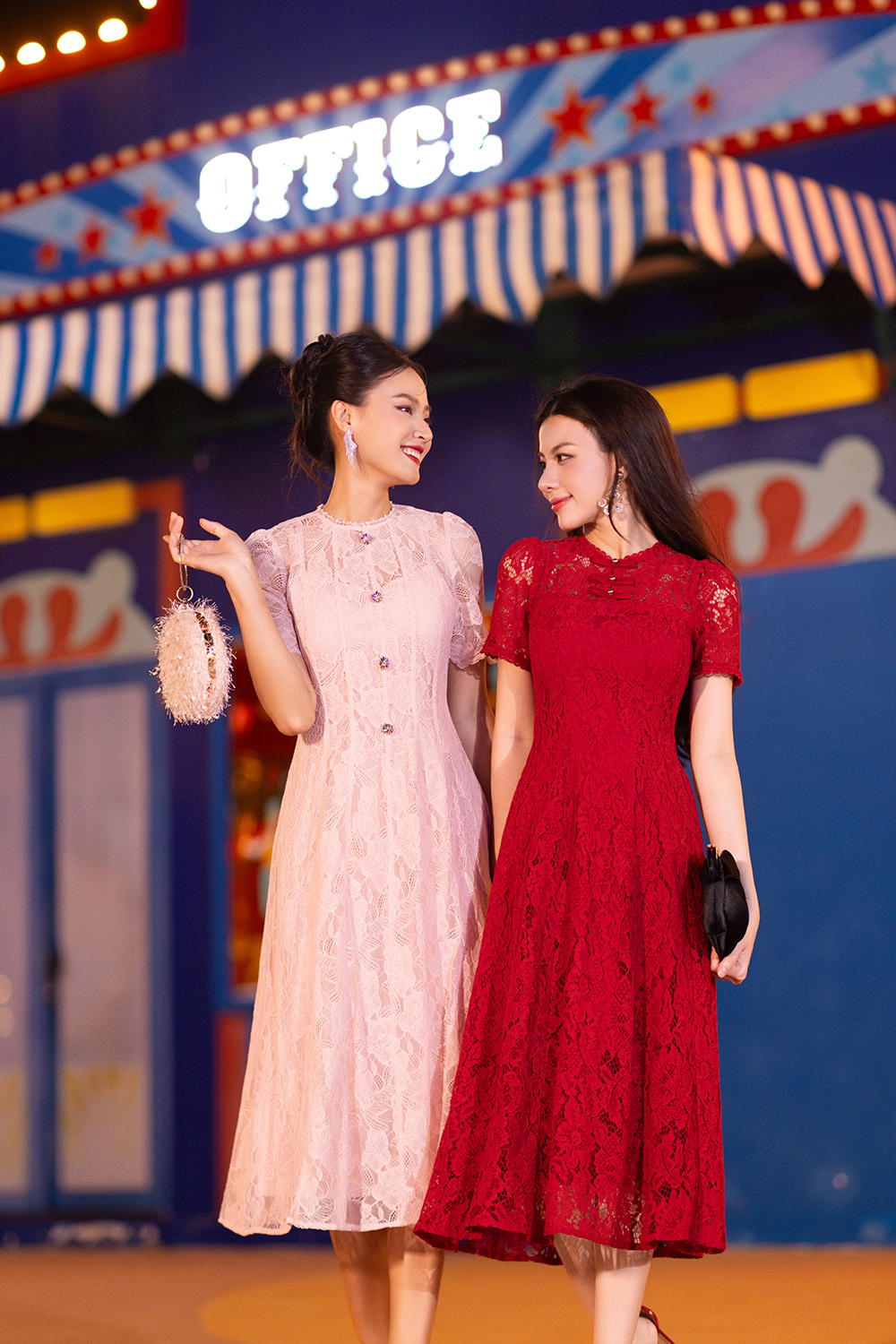 Đầm ren dự tiệc màu đỏ dáng xòe