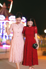 Đầm ren hồng dáng xòe phối nút