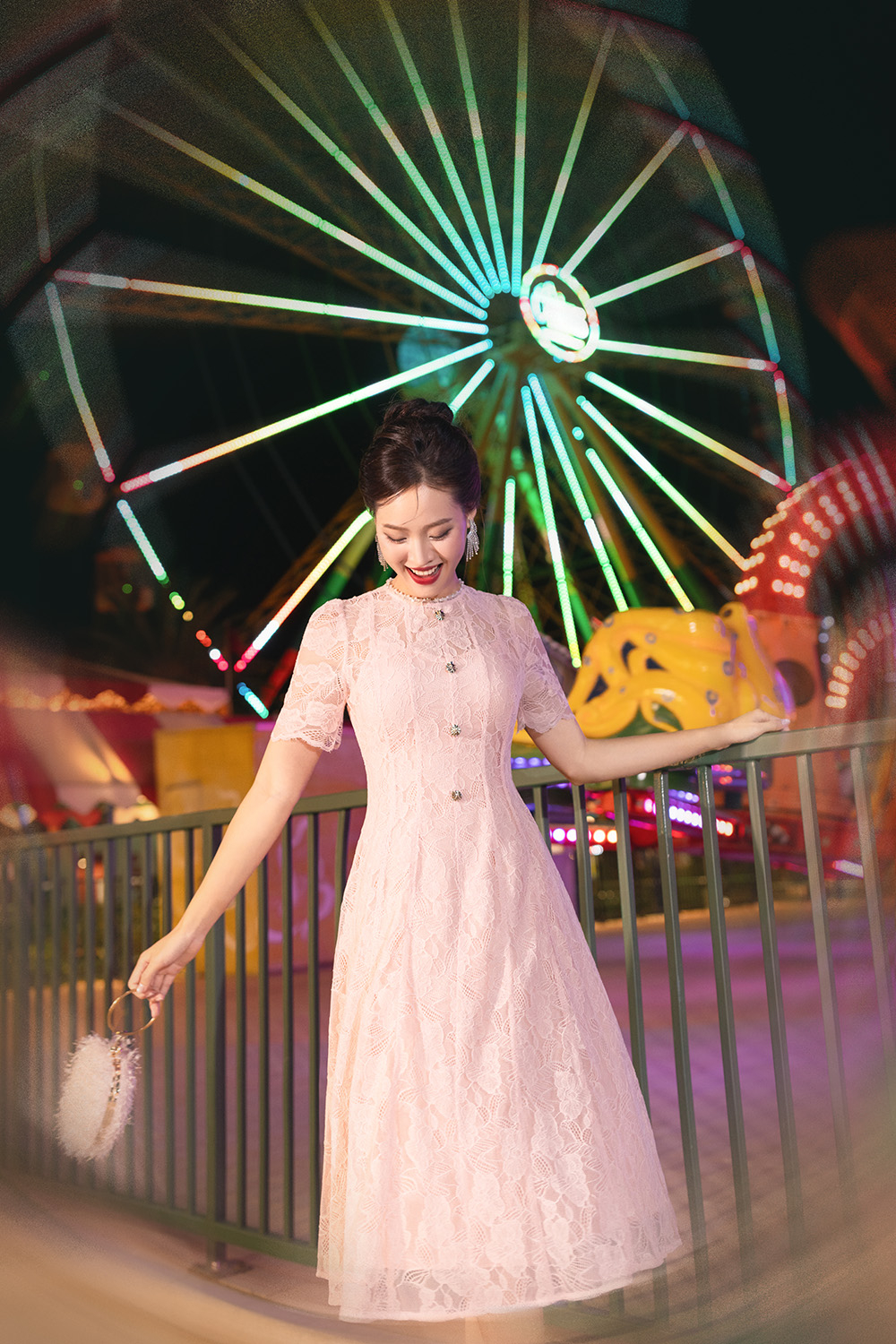 Đầm ren hồng dáng xòe phối nút