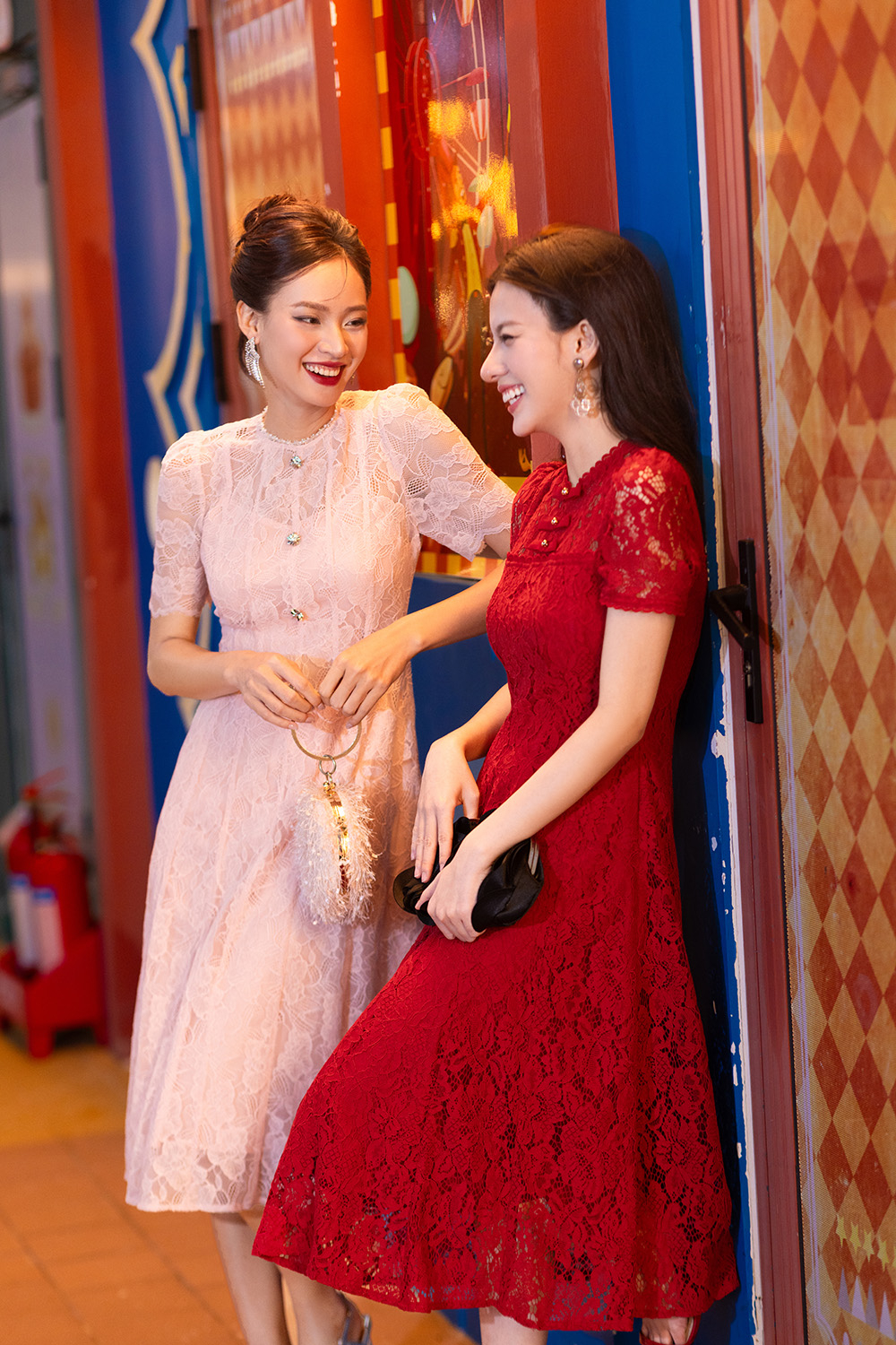 Đầm ren hồng dáng xòe phối nút