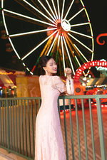 Đầm ren hồng dáng xòe phối nút