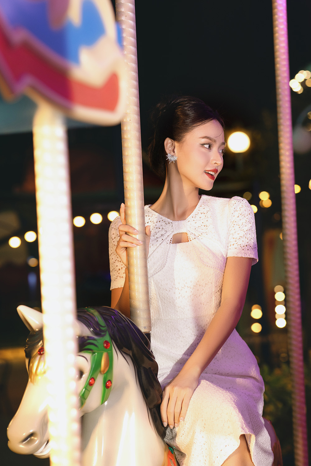 Đầm ren trắng dự tiệc dáng xòe dài