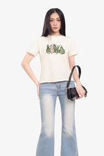 Áo thun nữ màu kem cổ tròn in họa tiết