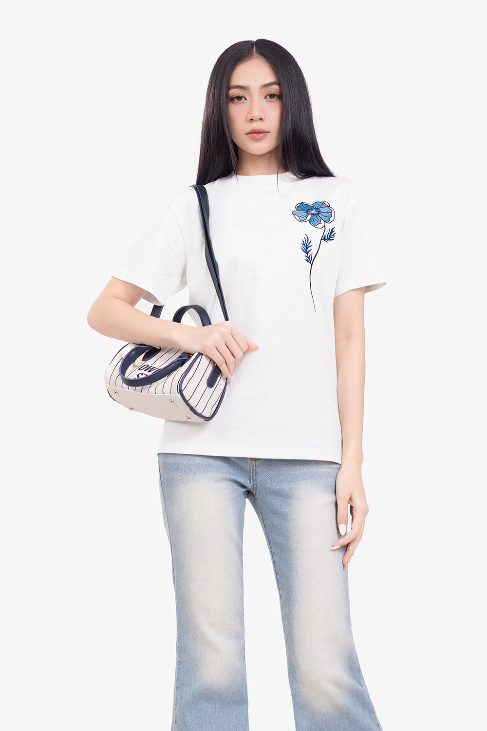 Áo thun trắng phom suông thêu hoa