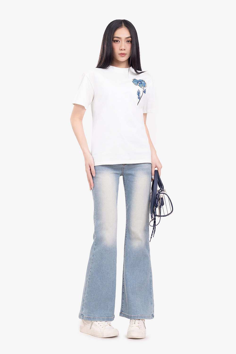 Áo thun trắng phom suông thêu hoa