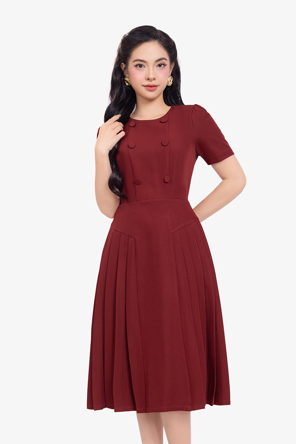 Đầm đỏ dáng xòe xếp ly phối nút