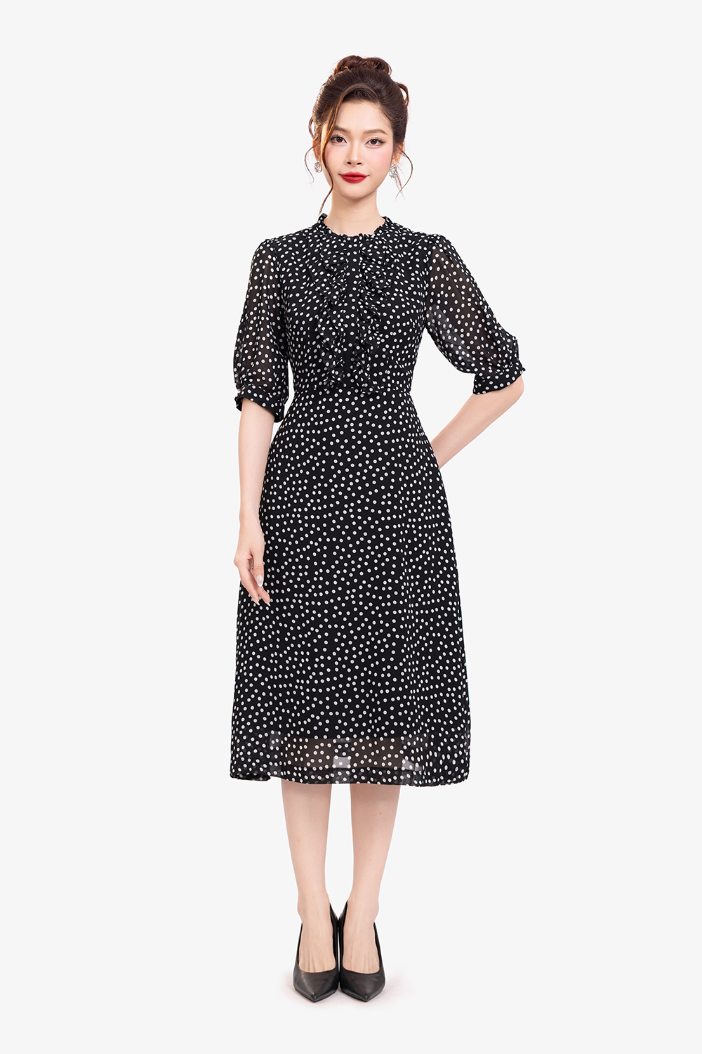 Đầm đen chấm bi tay lỡ phối bèo