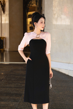 Đầm đen công sở dáng chữ A phối hồng