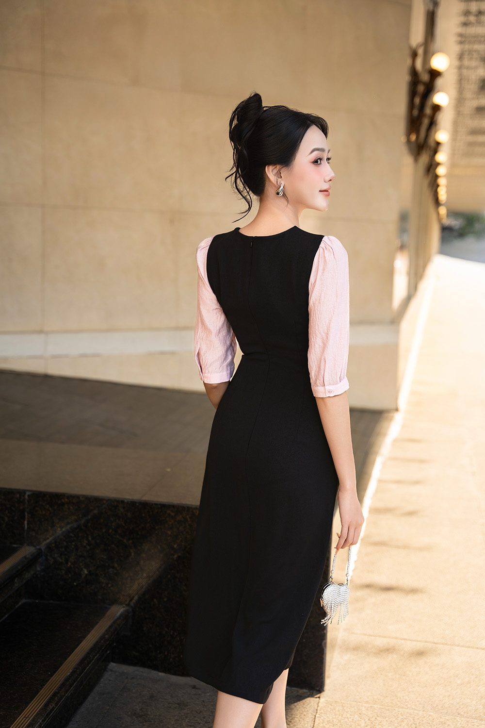 Đầm đen công sở dáng chữ A phối hồng