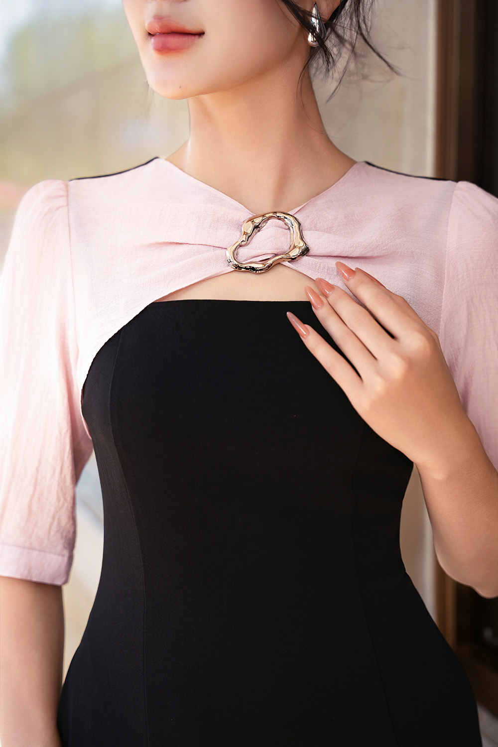 Đầm đen công sở dáng chữ A phối hồng