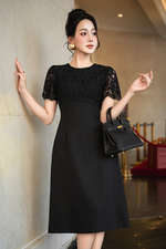 Đầm đen dáng xòe phối ren cổ tròn