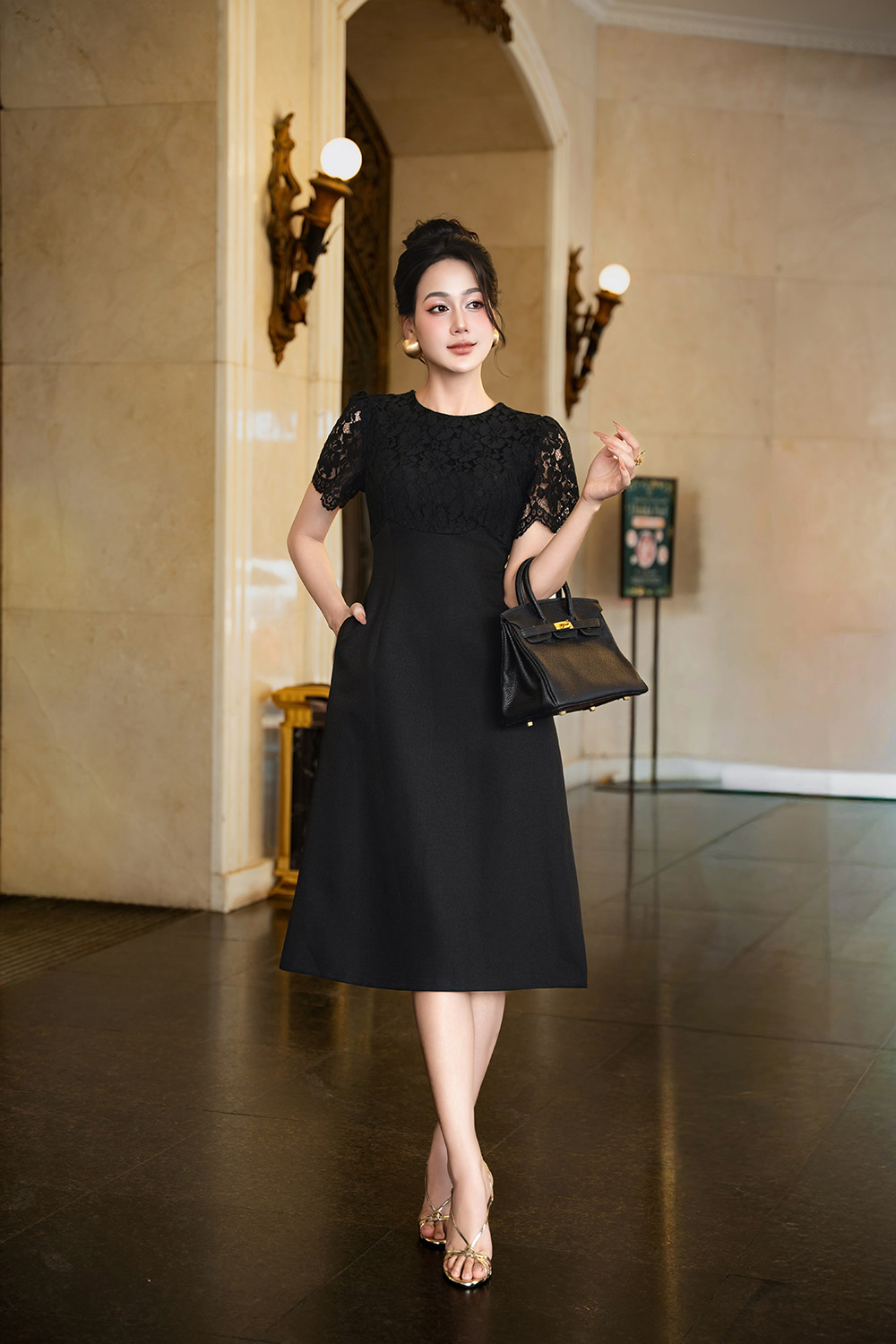 Đầm đen dáng xòe phối ren cổ tròn