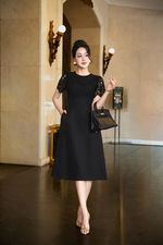 Đầm đen dáng xòe phối ren cổ tròn
