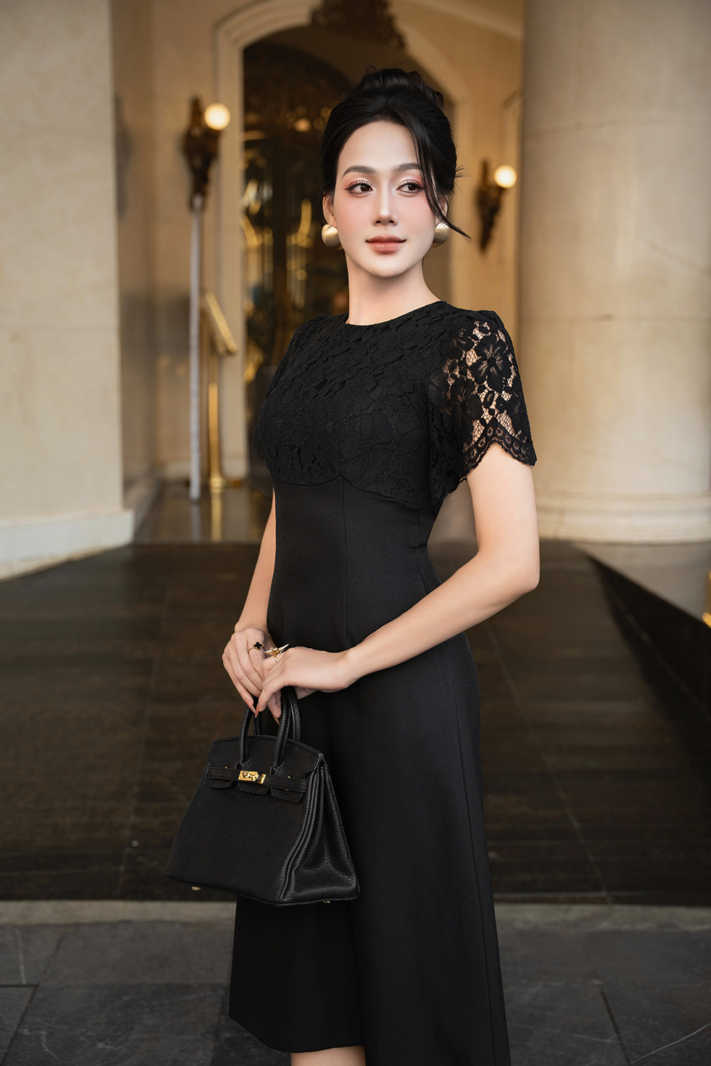 Đầm đen dáng xòe phối ren cổ tròn