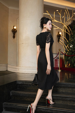 Đầm đen dáng xòe phối ren cổ tròn