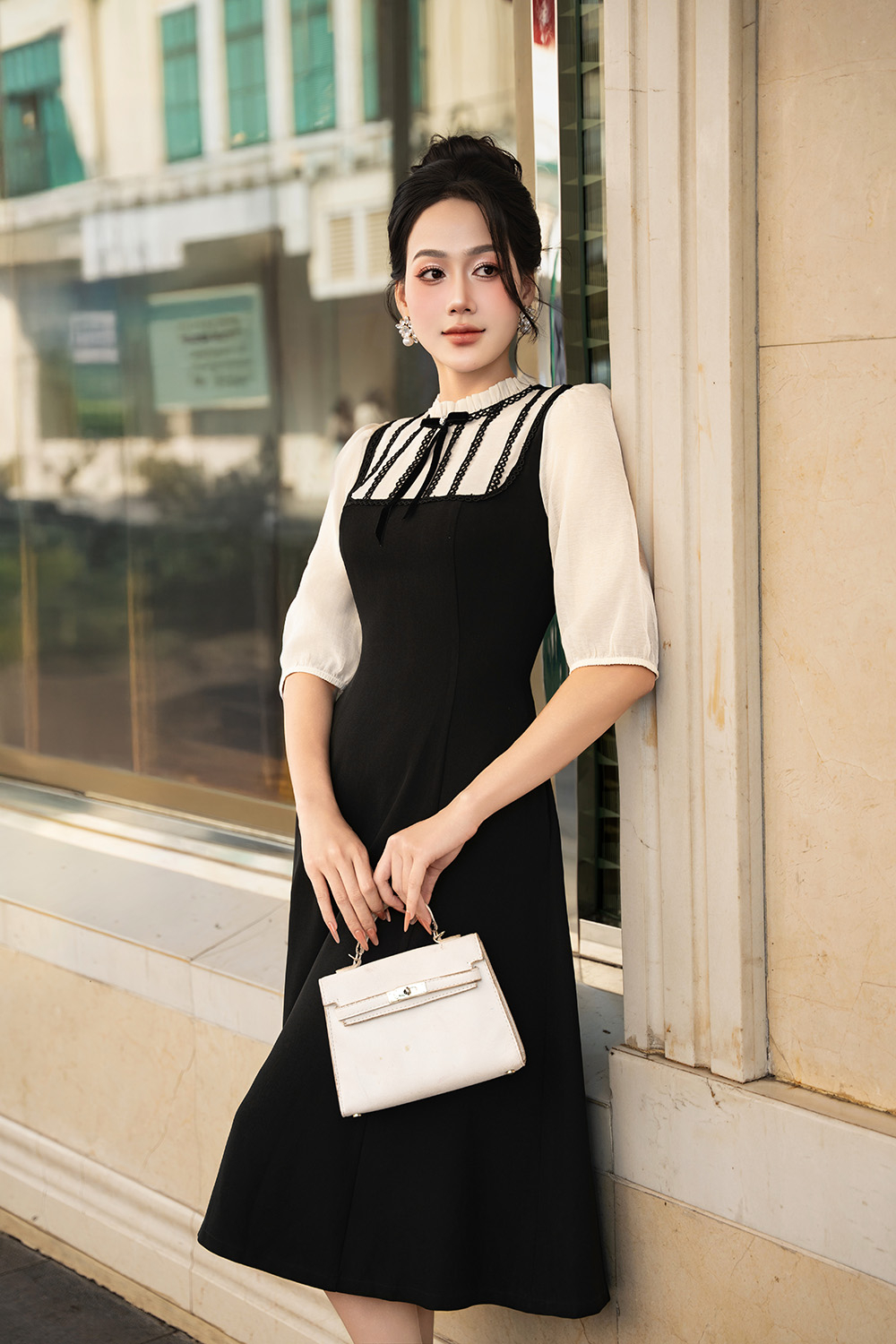 Đầm đen phối kem cổ trụ viền bèo