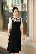 Đầm đen phối kem cổ trụ viền bèo